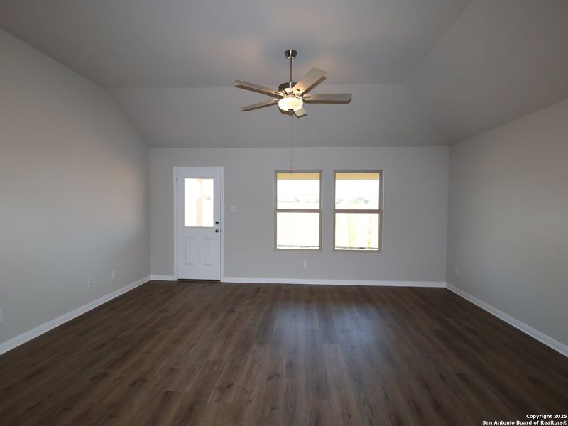 Spacious, unfurnished interior of a new home in Blue Ridge Ranch, San Antonio (Image 18).