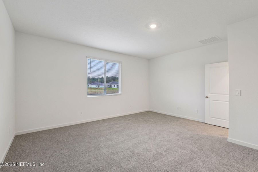Spacious, unfurnished interior of a new home in Azalea Creek, Jacksonville (Image 15).