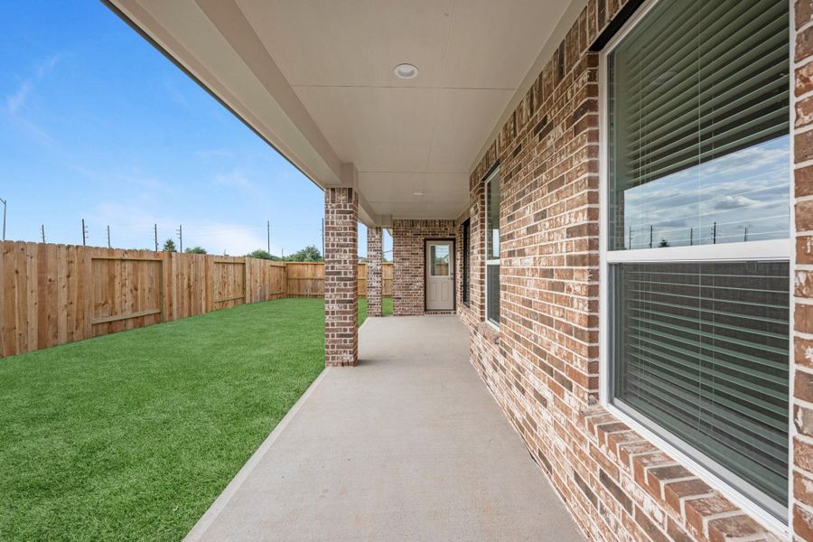 Exterior details and patio area of a home in Morton Creek Ranch, Katy (Image 3).