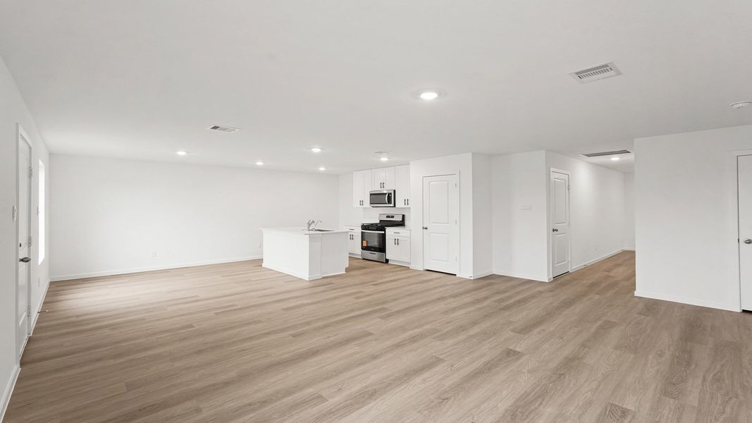 Spacious, unfurnished interior of a new home in Sunterra, Katy (Image 12).