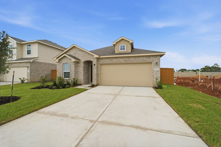 Front exterior of a new home in Sierra Vista, Rosharon, TX, highlighting curb appeal (Image 18).