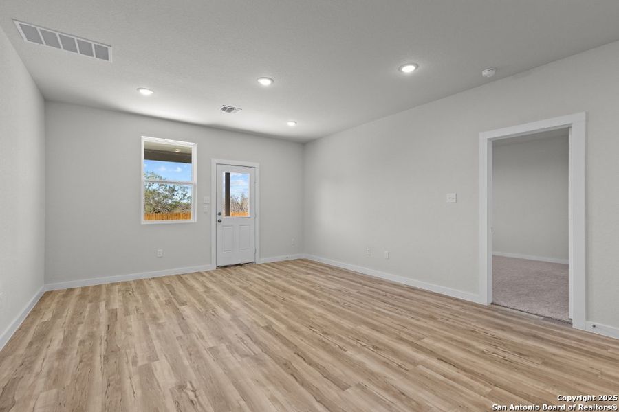 Spacious, unfurnished interior of a new home in Spring Creek, San Antonio (Image 16).