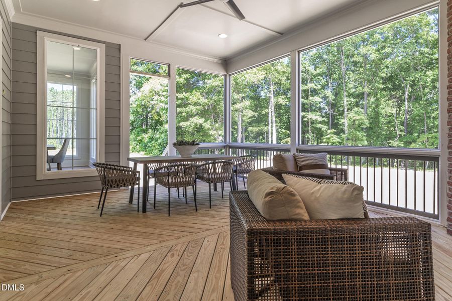 300_MEADOW_WALK_DR_INTERIOR_47