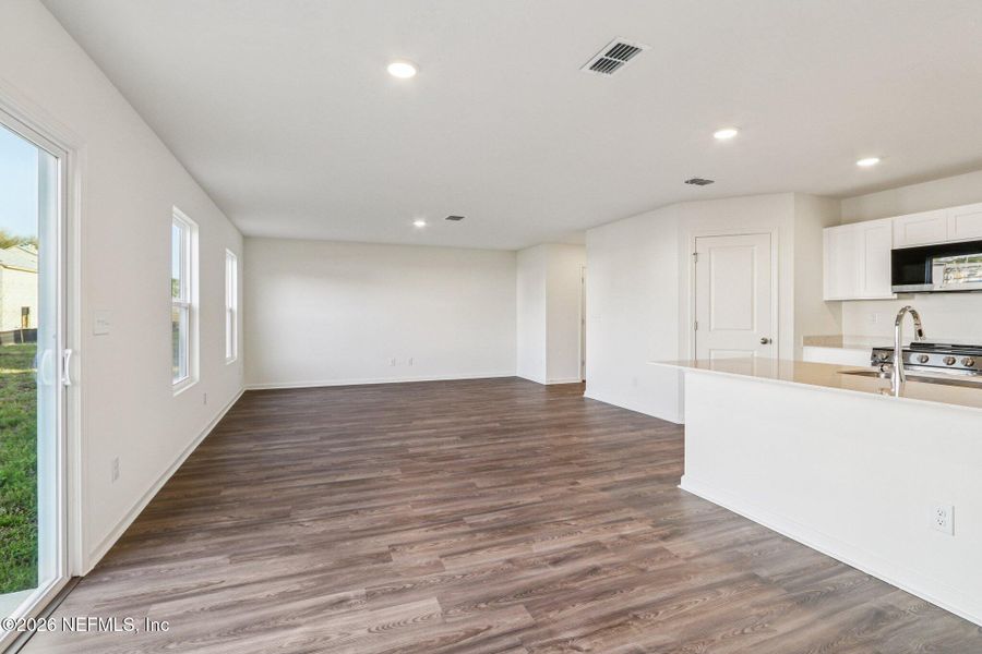 Spacious, unfurnished interior of a new home in Park Grove, Jacksonville (Image 39).