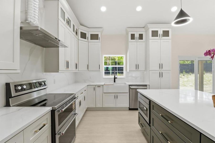 Furnished interior view inside a new home in , Dunnellon (Image 10).
