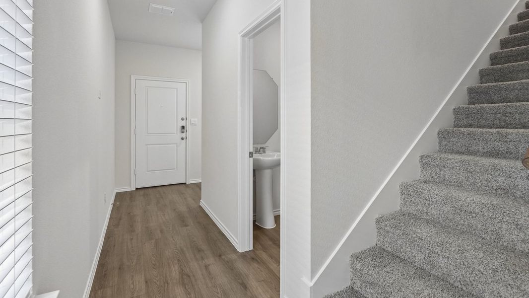 Spacious, unfurnished interior of a new home in Hanolley Hills, Sherman (Image 9).