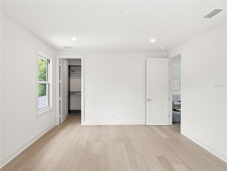 Spacious, unfurnished interior of a new home in , Winter Park (Image 24).