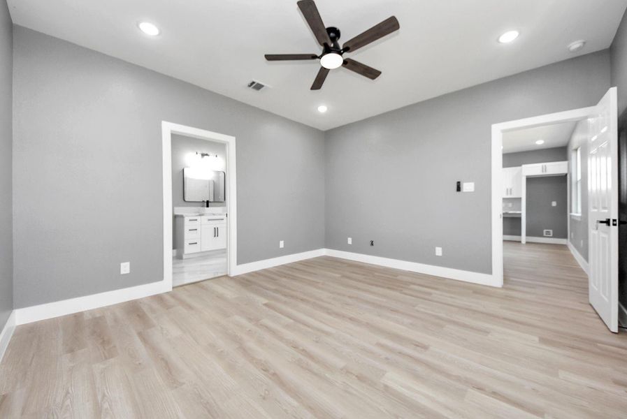 Spacious, unfurnished interior of a new home in , Conroe (Image 27).
