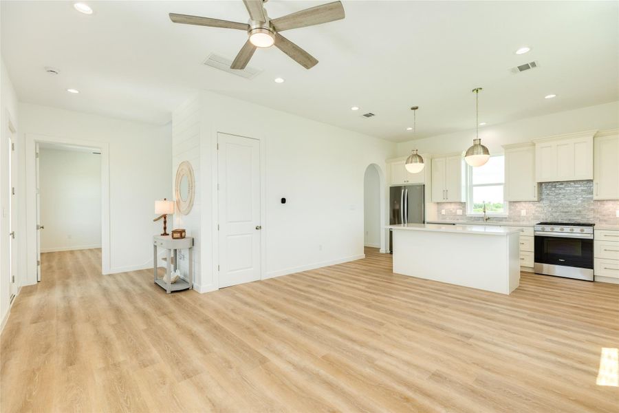 Spacious, unfurnished interior of a new home in , Galveston (Image 28).