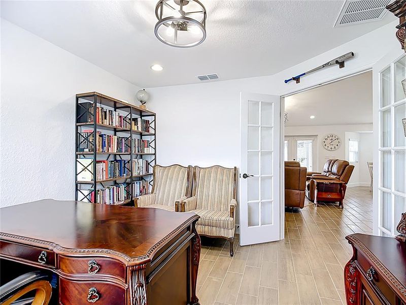 Furnished interior view inside a new home in , Bartow (Image 40).