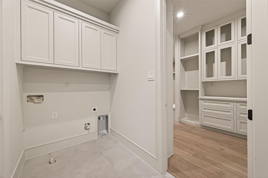 Entrance from the primary closet to the utility room