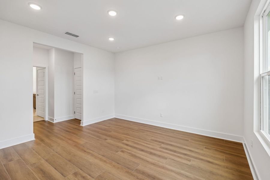 Spacious, unfurnished interior of a new home in Del Webb Barton Village, Lebanon (Image 61).