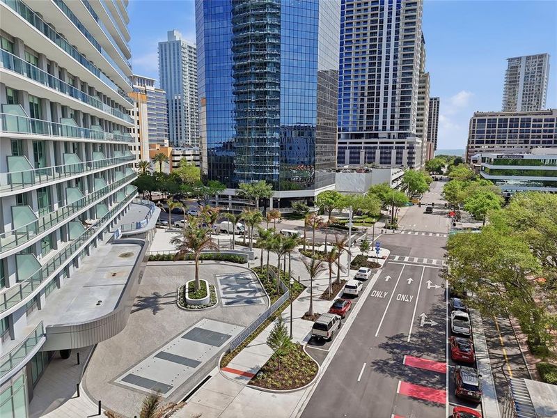 Condo located in St. Petersburg, FL showcasing its design and architecture (Image 39).