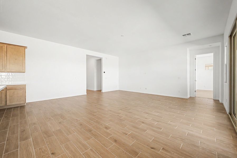 Spacious, unfurnished interior of a new home in Las Ventanas - RV Collection, Goodyear (Image 7).
