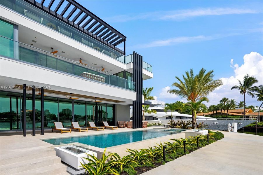 Condo located in Fort Lauderdale, FL showcasing its design and architecture (Image 4).