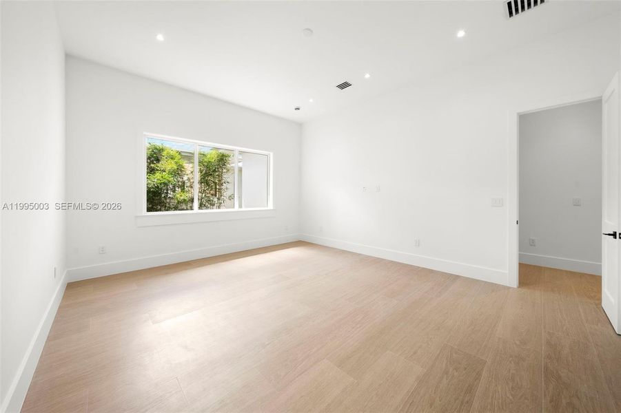 Spacious, unfurnished interior of a new home in , Pinecrest (Image 44).