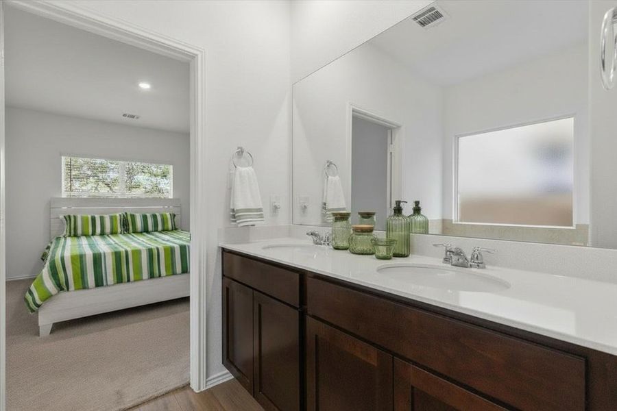 Main bathroom with duel vanities! Main bathroom with duel vanities!