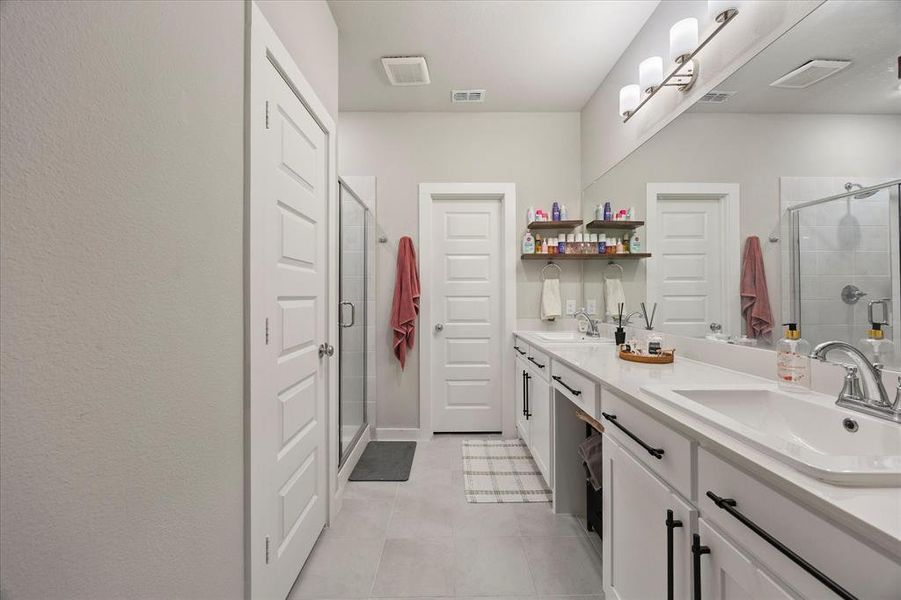 Furnished interior view inside a new home in DeBerry Reserve, Royse City (Image 9). Furnished interior view inside a new home in DeBerry Reserve, Royse City (Image 9).