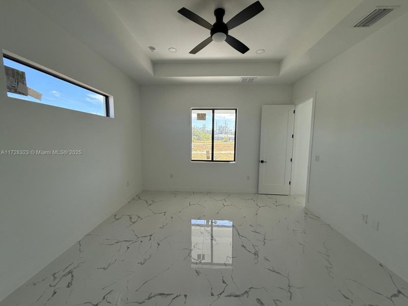 Spacious, unfurnished interior of a new home in , Cape Coral (Image 11).