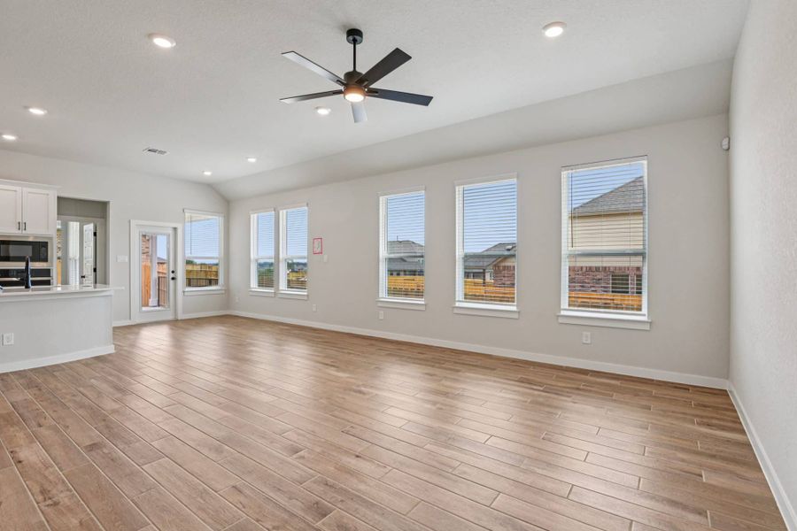 Spacious, unfurnished interior of a new home in Meyer Ranch, New Braunfels (Image 24).