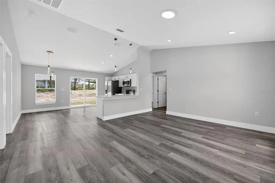 Spacious, unfurnished interior of a new home in , Ocala (Image 14).