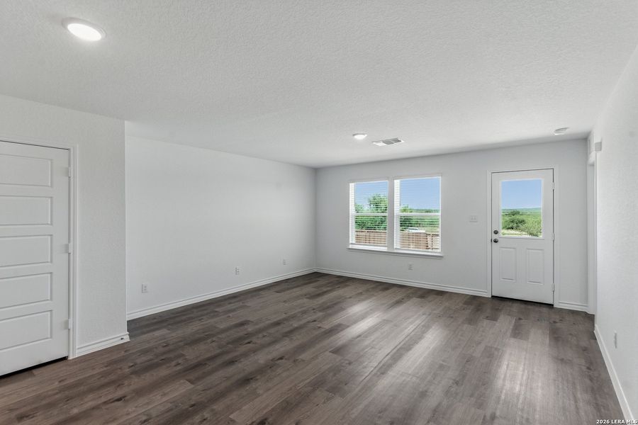 Spacious, unfurnished interior of a new home in Lily Springs, Seguin (Image 15).