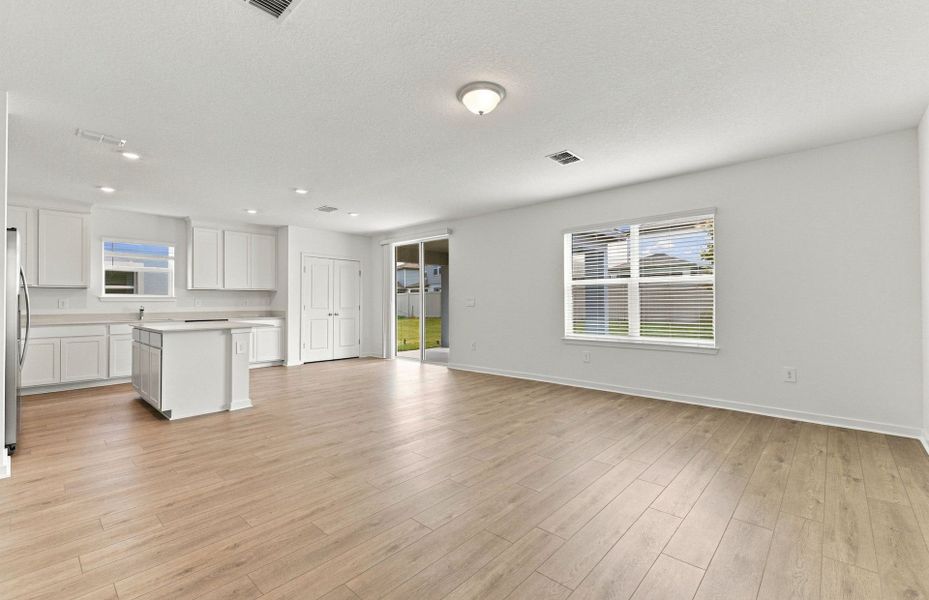 Spacious, unfurnished interior of a new home in Silverlake, Lake Alfred (Image 14).