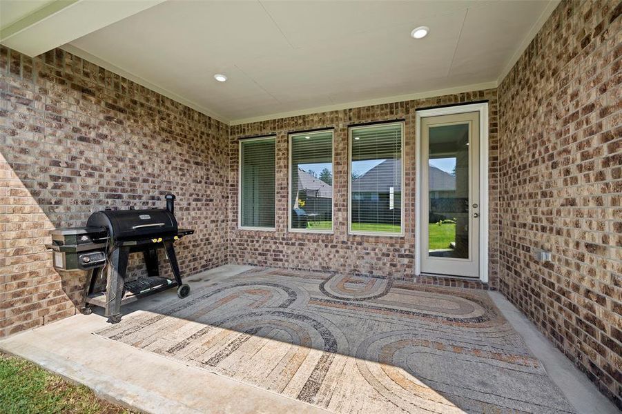 Spacious covered patio with recessed lighting.