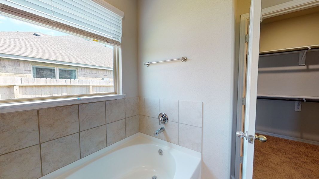 Representative interior finishes for a home built from the Floor Plan 3256 by Colina Homes in Grand Magnolia, Magnolia (Image 21).