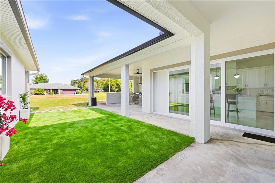 Exterior details and patio area of a home in , Plant City (Image 4).
