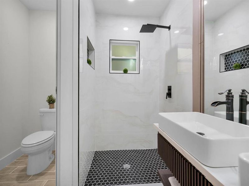 Furnished interior view inside a new home in , Ocklawaha (Image 4).