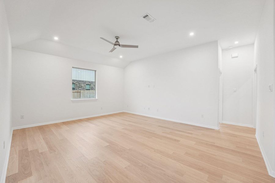 Spacious, unfurnished interior of a new home in Crosswinds, Kyle (Image 16).