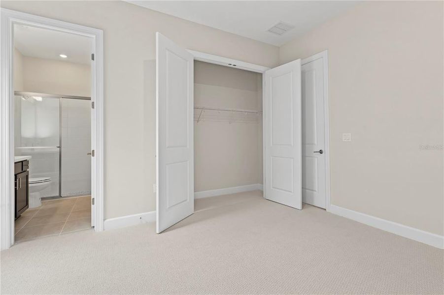 Spacious, unfurnished interior of a new home in , Sarasota (Image 28).