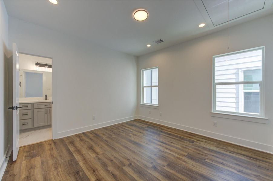 Spacious, unfurnished interior of a new home in , Houston (Image 17).
