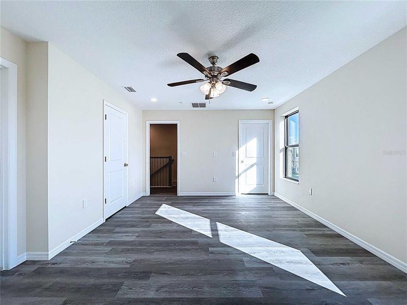 Spacious, unfurnished interior of a new home in , Tampa (Image 26).