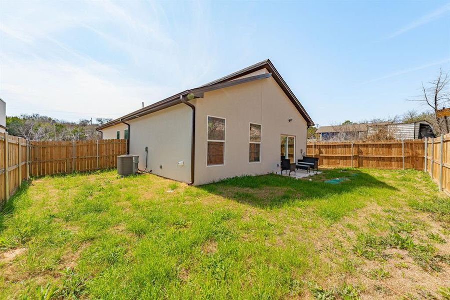 Exterior details and patio area of a home in , Granbury (Image 21).
