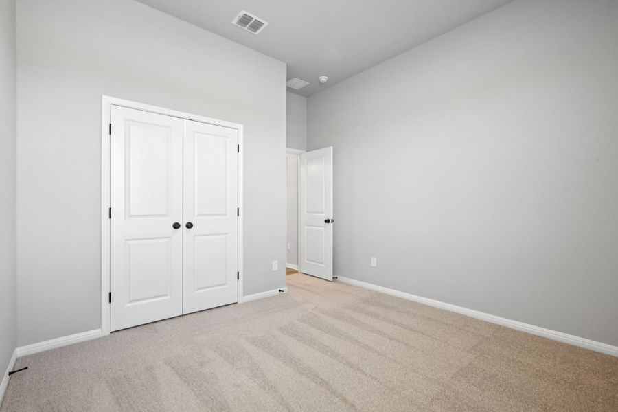 Spacious, unfurnished interior of a new home in Porter Country, Buda (Image 33).