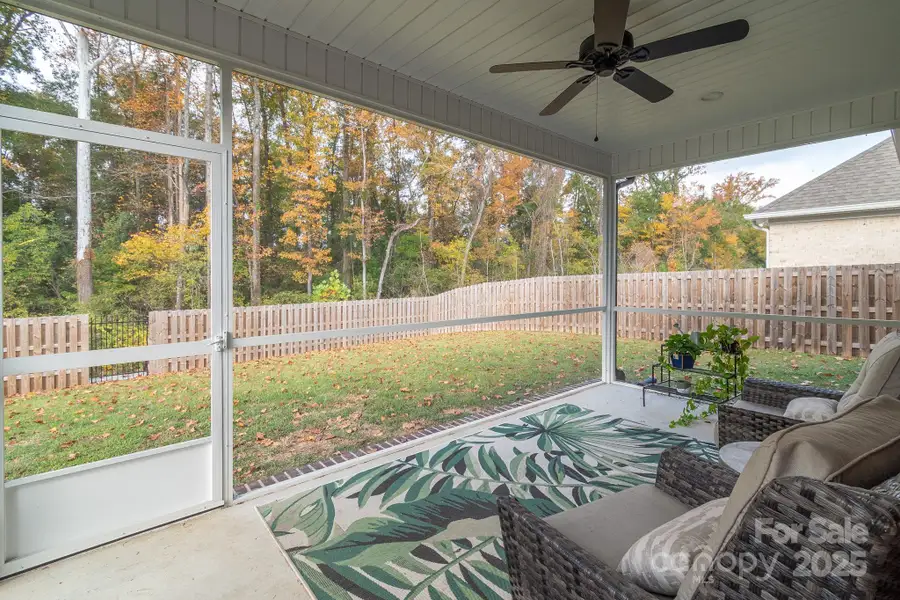 Exterior details and patio area of a home in , Florence (Image 4).