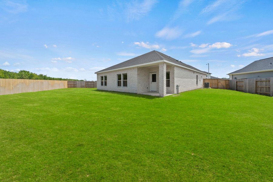 Exterior details and patio area of a home in Laurel Landing, Alvin (Image 3).