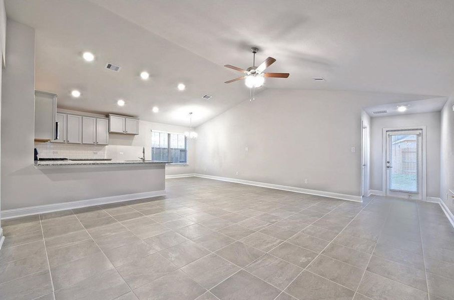 Spacious, unfurnished interior of a new home in Bayou Maison, Dickinson (Image 9).