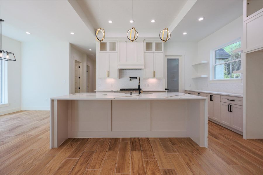 Enjoy of the luxury finishes and exclusive light fixtures. Enjoy of the luxury finishes and exclusive light fixtures.