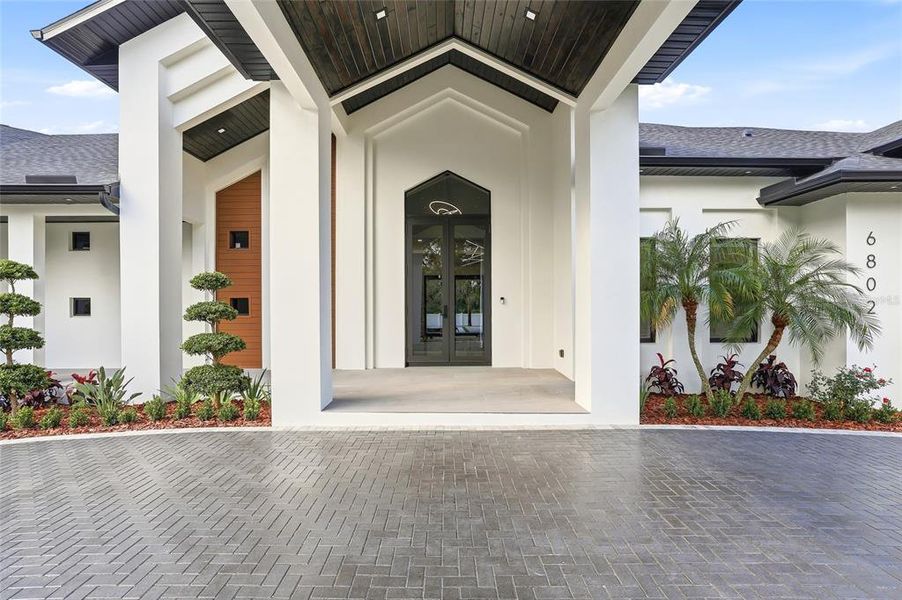 Exterior details and patio area of a home in , Tampa (Image 32).