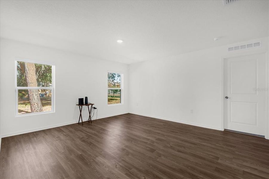 Spacious, unfurnished interior of a new home in Poinciana Village, Kissimmee (Image 12).