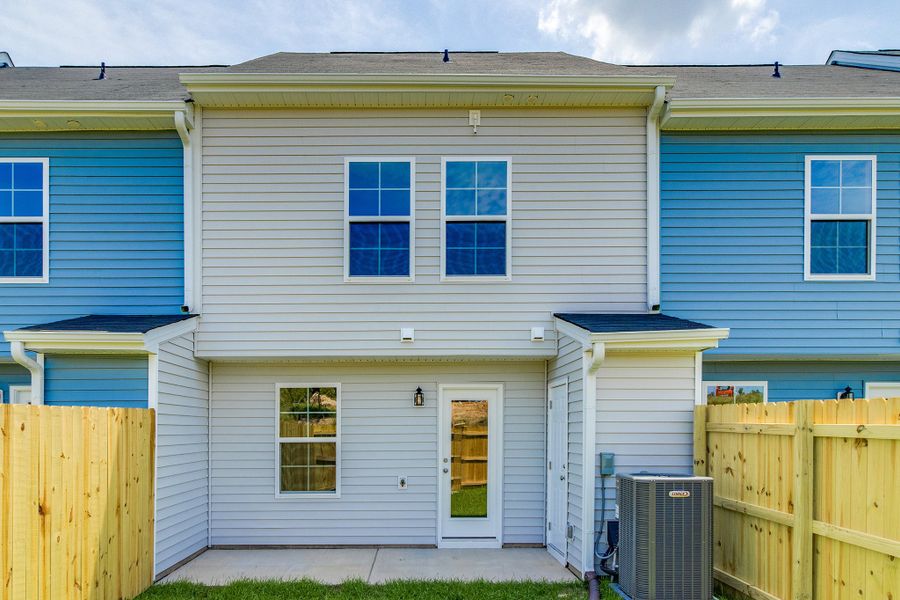 Exterior details and patio area of a home in Astoria, Columbia (Image 22).
