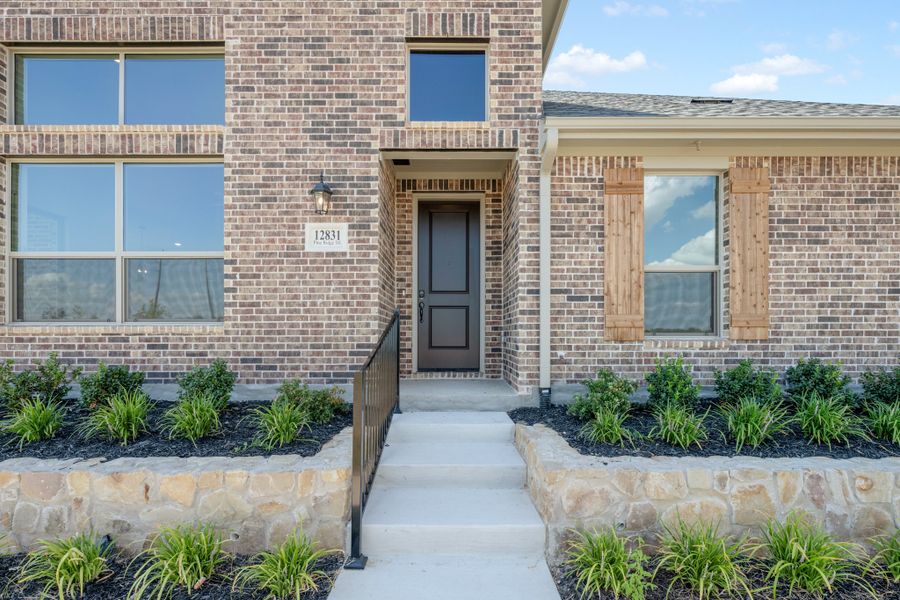 Exterior details and patio area of a home in Cottonwood Creek, Rowlett (Image 30).
