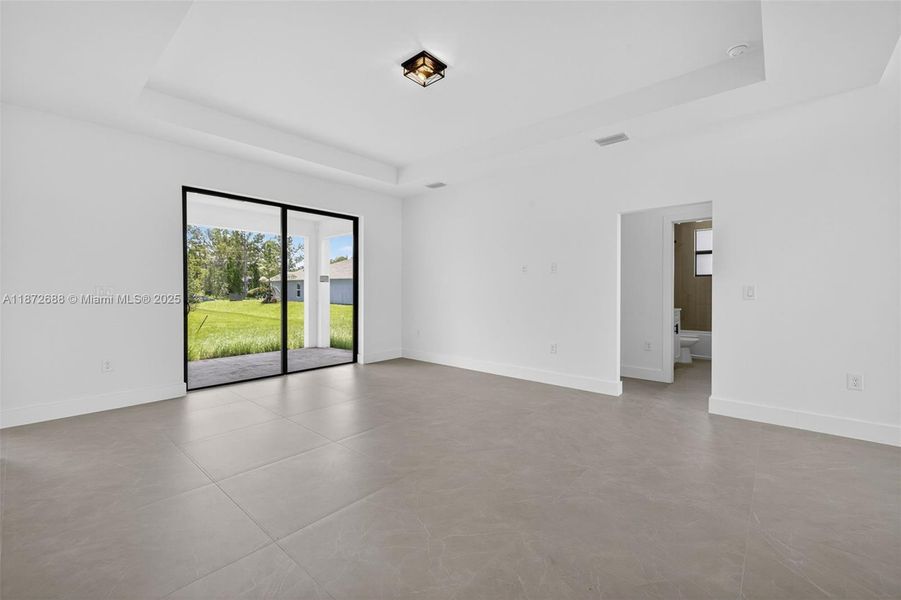 Spacious, unfurnished interior of a new home in , Lehigh Acres (Image 14).