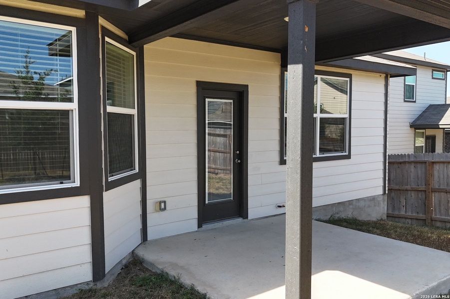 Exterior details and patio area of a home in Thomas Pond, San Antonio (Image 4).
