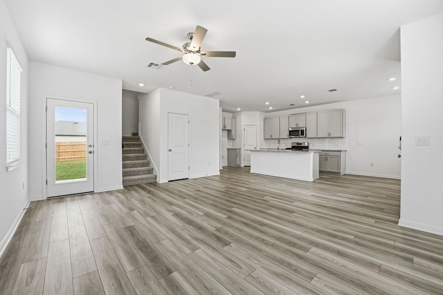 Spacious, unfurnished interior of a new home in Longview, Del Valle (Image 9).