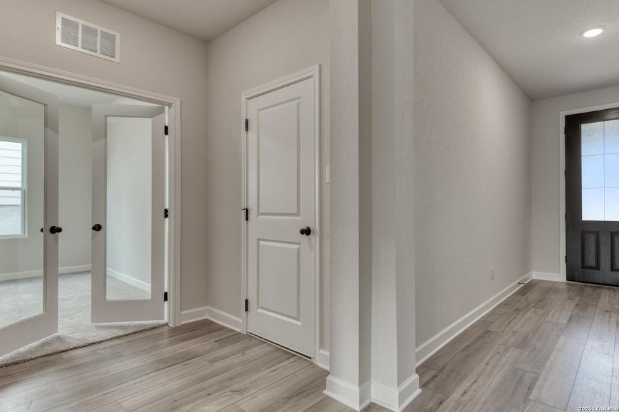 Spacious, unfurnished interior of a new home in Nopal Valley, San Antonio (Image 22).