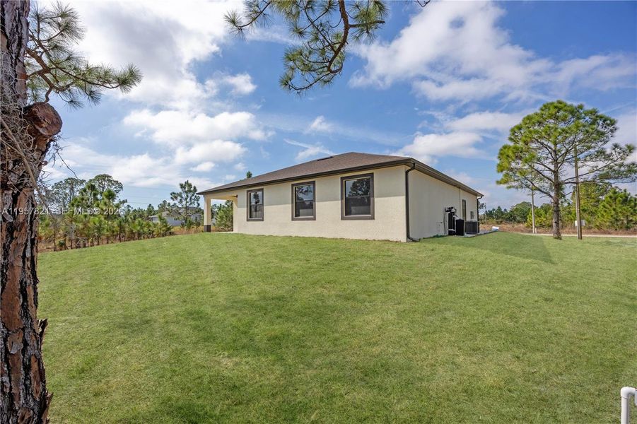 Exterior details and patio area of a home in , Lehigh Acres (Image 4).
